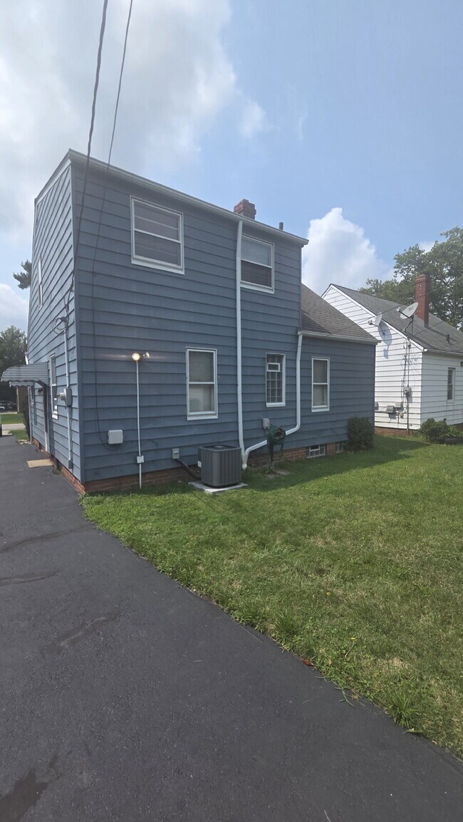 Building Photo - "4-Bed Home in Maple Heights!"
