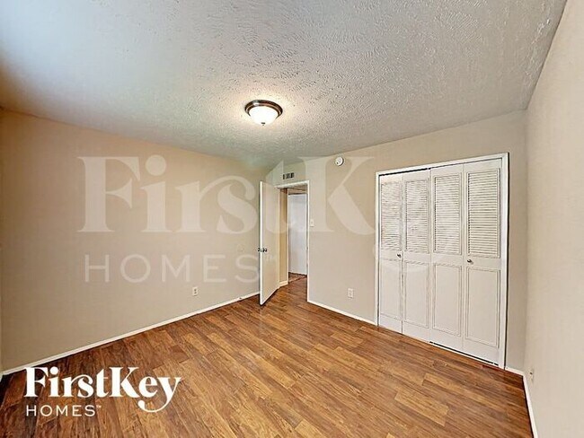 Building Photo - 2211 Fairgreen Dr