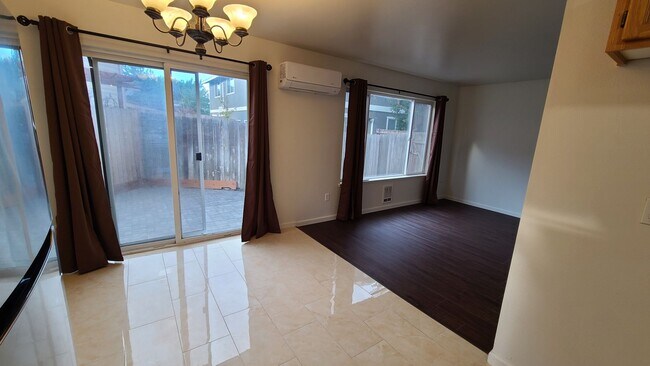 Building Photo - Quartz Ave 3plex/Ariserem-014