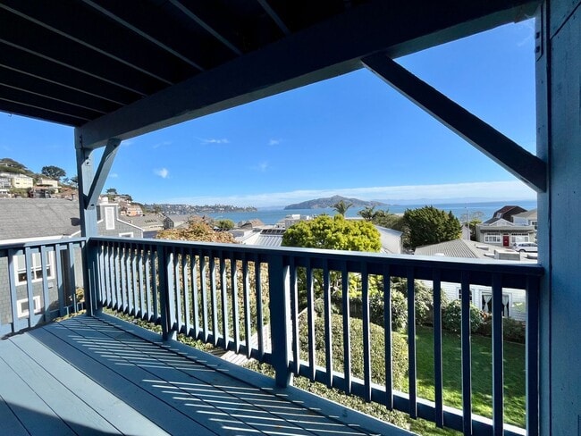 Building Photo - New-2Bed/1Bath With Bay Views and Walk to ...