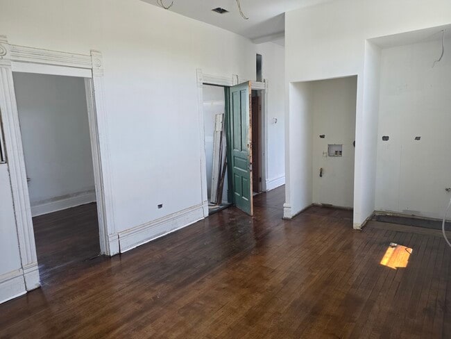 Building Photo - 3444 S Western Ave