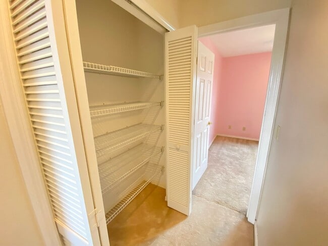 Building Photo - 3708 Molona Dr