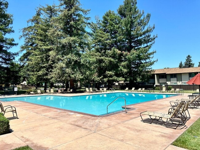 Building Photo - Spacious 3 Bed 2.5 Bath Walnut Creek Townhome - Commuter's Dream!