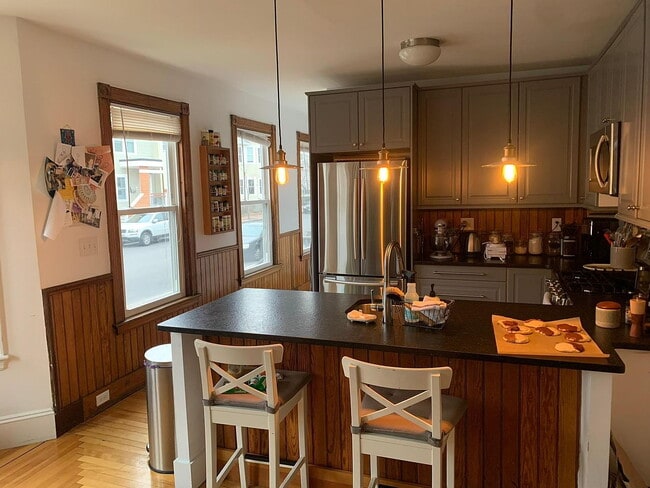 Building Photo - "Charming 3-Bed, 2-Bath Gem in Portland's Heart – Spacious 1350 Sq Ft Living!"