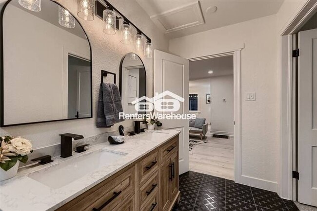 Building Photo - 12-17 MONTH LEASE! Available 7/14! Light A...