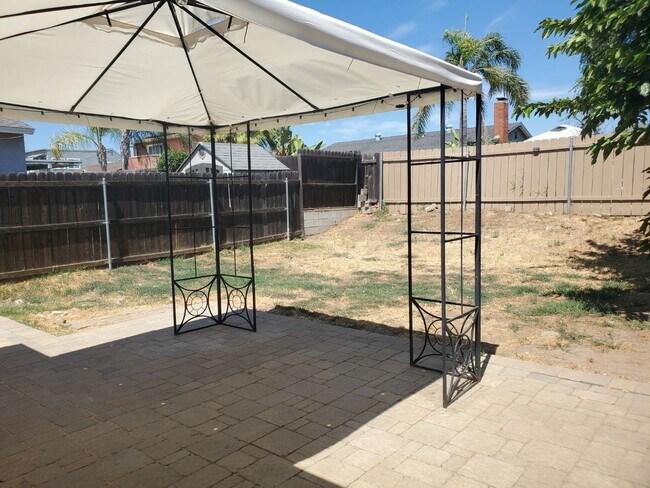 Building Photo - Corner lot detached SFR with a fenced yard in a wonderful neighborhood available 12/20/2025.