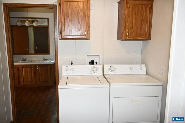 Building Photo - 289 Community House Rd