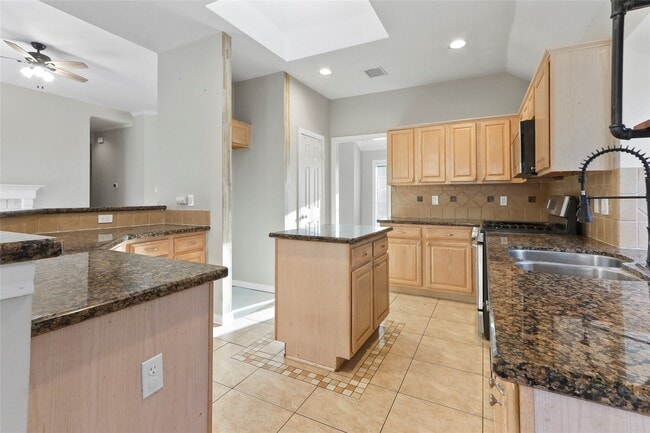 Building Photo - 1813 Oakwood Dr E