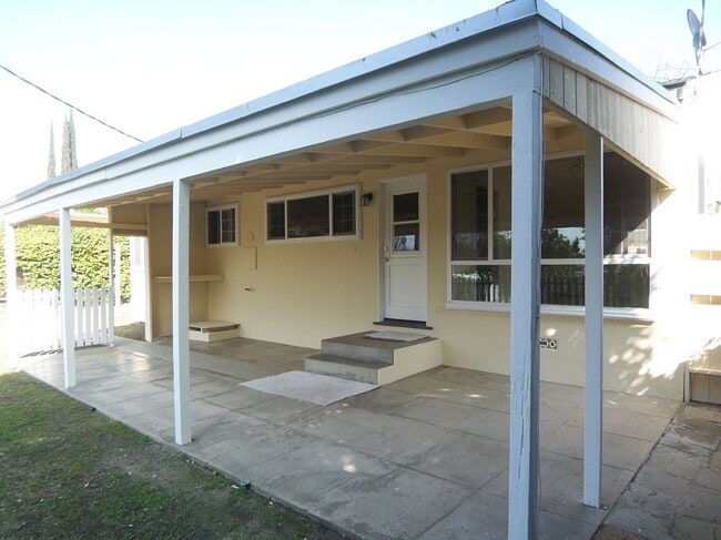 Building Photo - Great home with gorgeous hardwood floors!!