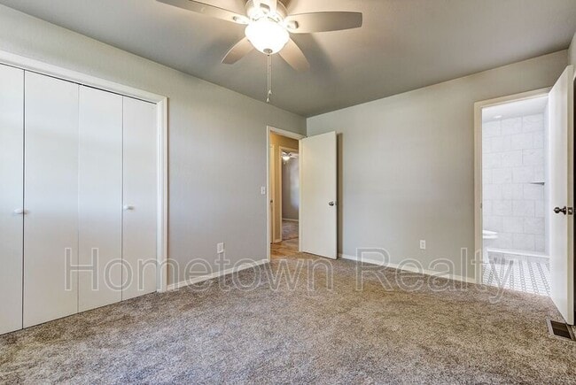 Building Photo - 606 Oak Creek Dr