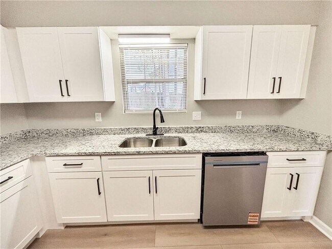 Building Photo - 5907 Brookside Dr SE