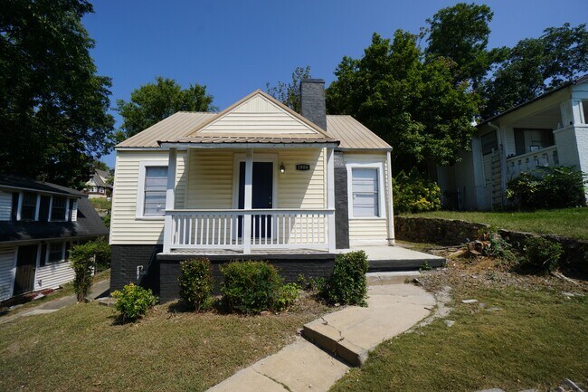 Building Photo - 1906 15th Ct N