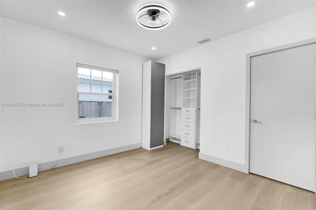 Building Photo - 570 SW 45th Ave