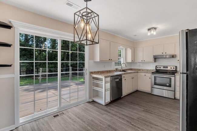 Building Photo - Adorable Brick Ranch- Piney Green Area