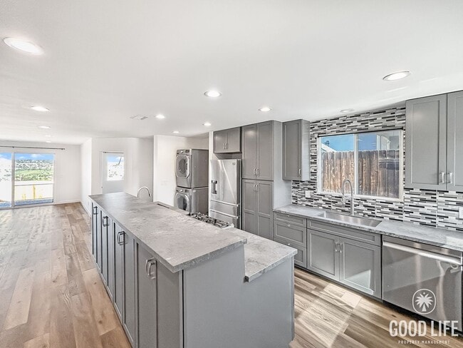 Building Photo - Beautiful 3BD/2BA W/ Updated Kitchen and A...