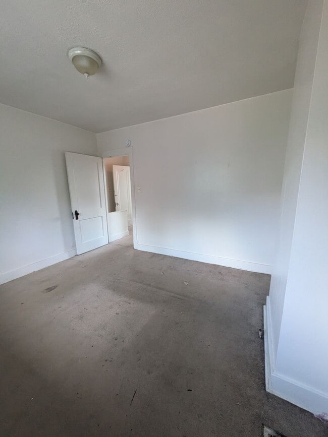 Building Photo - 2 bed 1 bath home with large living room a...