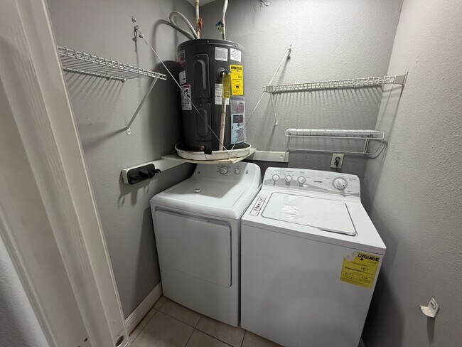 Building Photo - 1940 Lake Atriums Cir