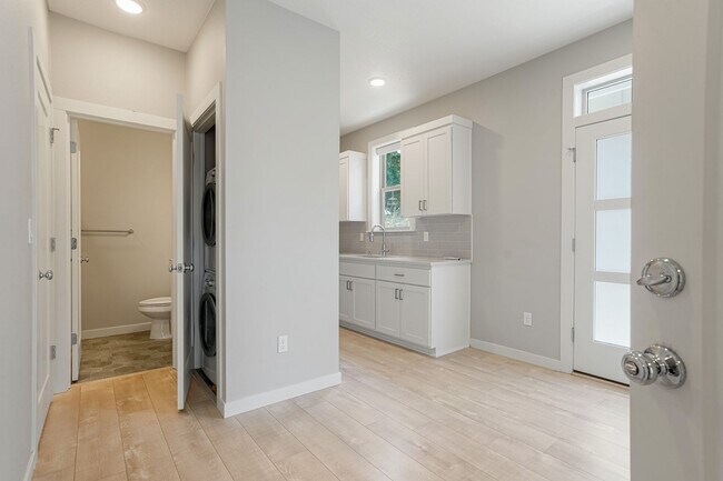 Building Photo - 4 bed, 4 bath Multi-Level Home in Pringle ...