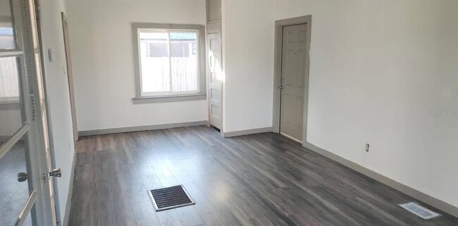 Building Photo - 1330 Pine St