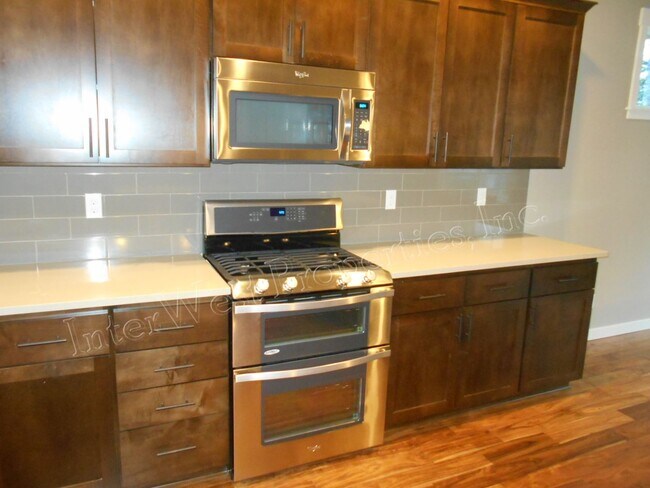 Building Photo - 3+ BED 2.5BA TIGARD HOME WITH DEN, SOAKER ...