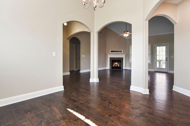 Building Photo - Pet Friendly Three Bedroom with Bonus!