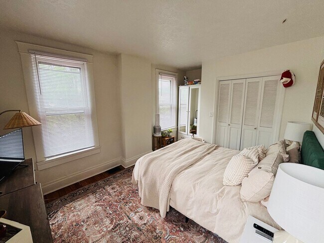 Building Photo - 2 bedroom, 2.5 bathroom brick townhouse