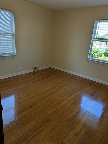 Building Photo - 2909 Abigail Dr