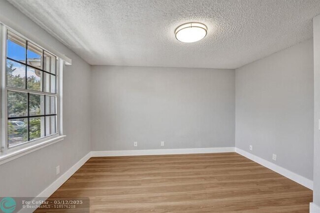 Building Photo - 4903 SW 31st Terrace