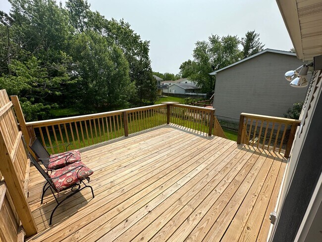 Building Photo - Large 3 Bed 2 Bath Home!