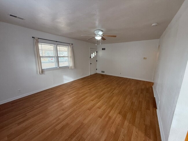 Building Photo - Two Bedroom, One bathroom, Pet Friendly Ho...