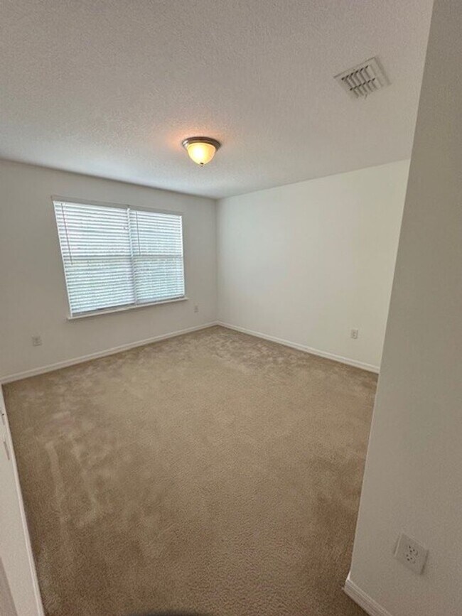Building Photo - 4 bed 2.5 bath in WINDERMERE TRAILS!