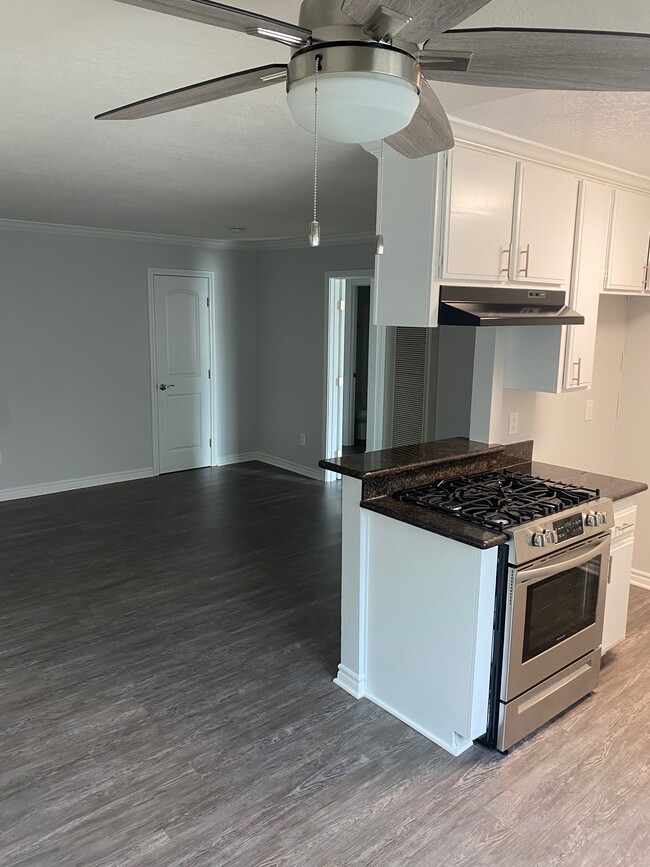 Building Photo - Granada Court Apartments