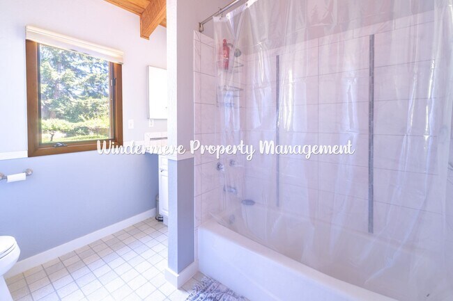 Building Photo - Peaceful and bright 3 bed in Kingston, walk to ferry, with Dry Sauna!