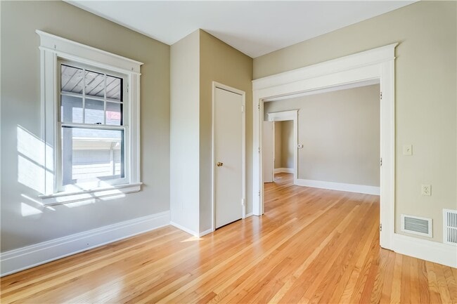 Building Photo - 294 Laburnam Crescent