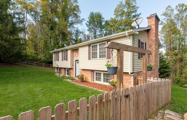 Building Photo - Lovely Country Home Close to Christiansburg