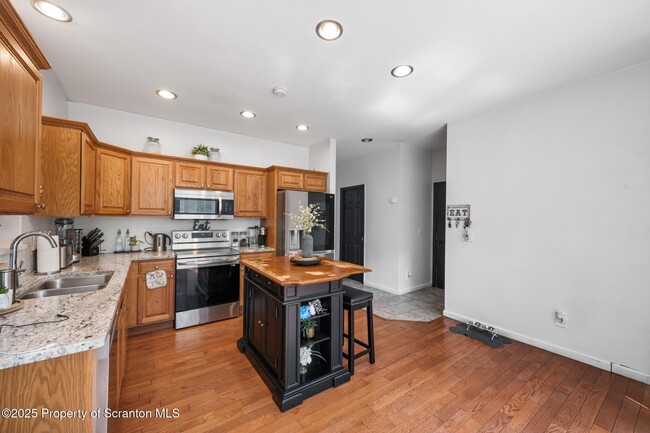 Building Photo - 32 Pine Tree Dr