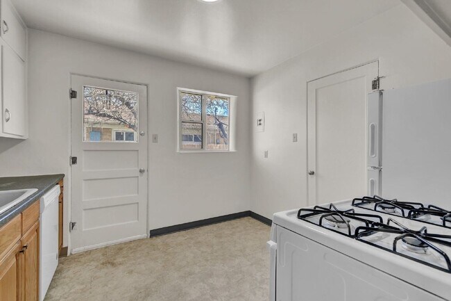 Building Photo - 1201 Janes Ln