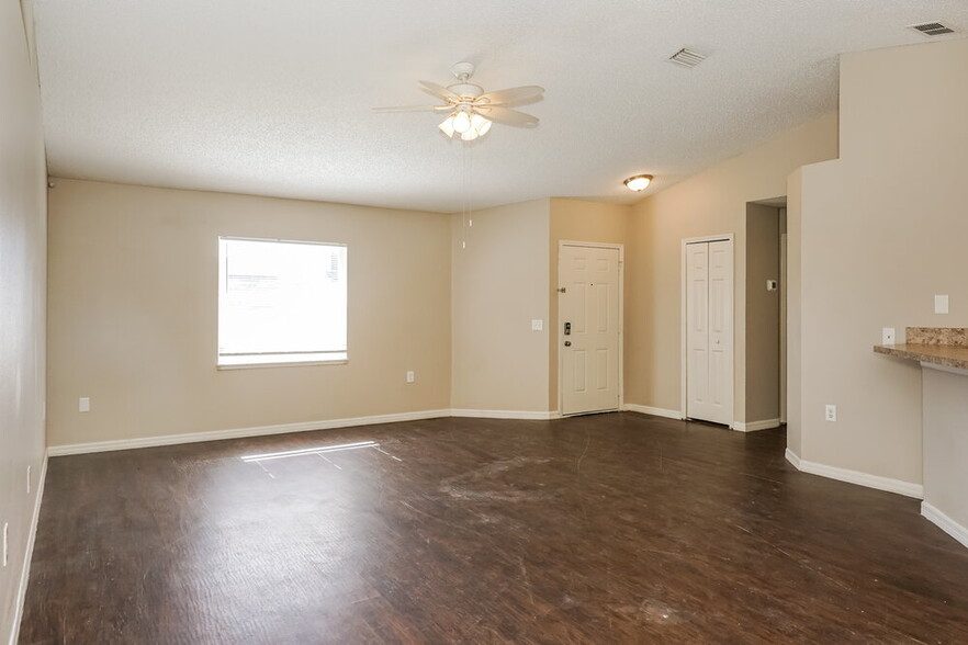 Building Photo - 3164 Covington Dr N