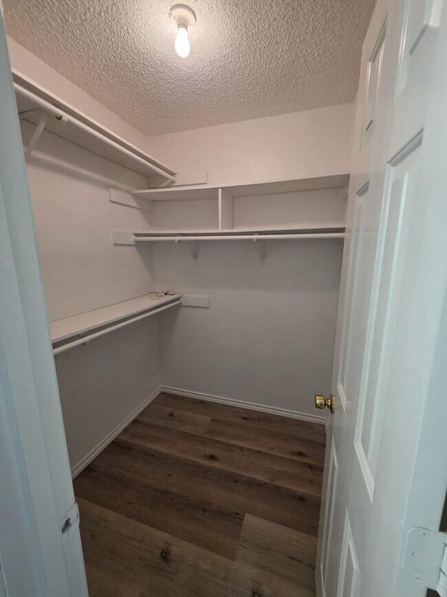 Building Photo - Charming and move-in ready! 3 Bedroom hous...
