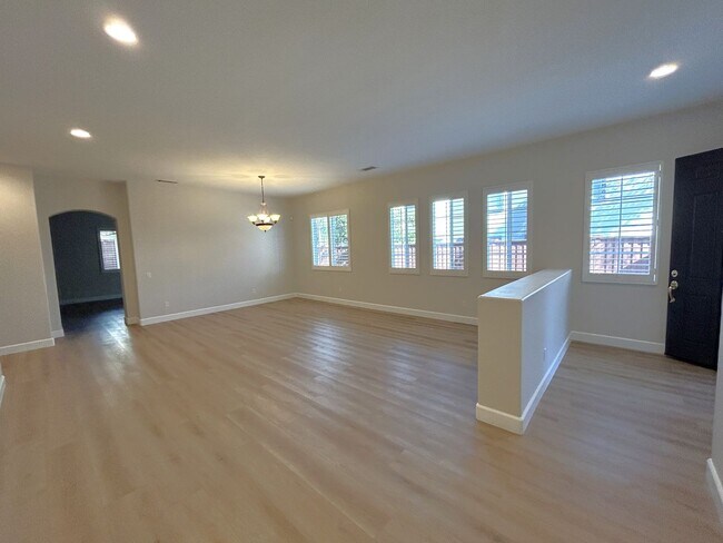 Building Photo - Via Mazatlan  Corona, 92882  (3 bed, 3 bath)