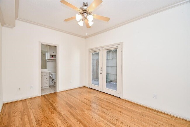 Building Photo - 1515 Hyde Park Blvd