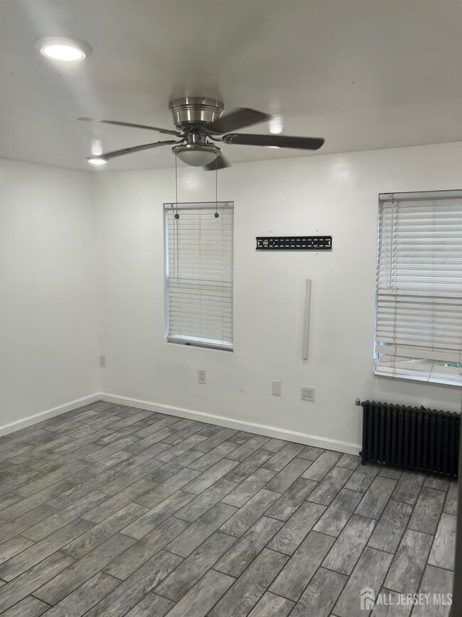 Building Photo - 810 E Hazelwood Ave