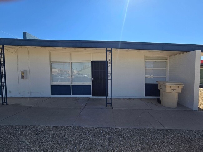 Building Photo - Freshly Updated 2 Bed / 1 Bath Apartment in Glendale!