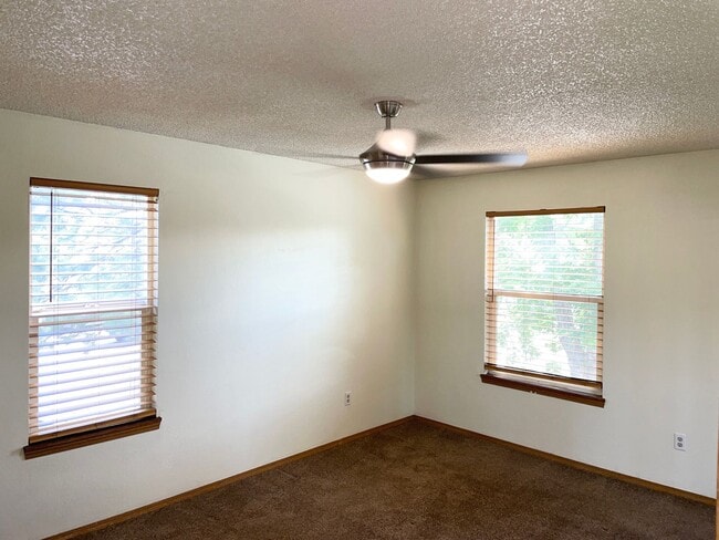 Building Photo - 3 Bedroom Unit Near Everything!!