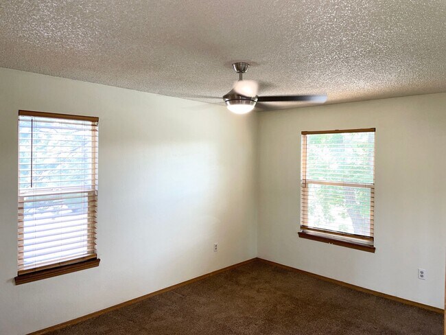 Building Photo - Nice 3 Bedroom Unit Near Everything!!