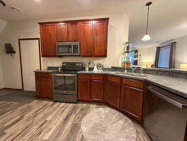 Building Photo - Great 3BR/2BA End Unit Elk River Townhome Available June!