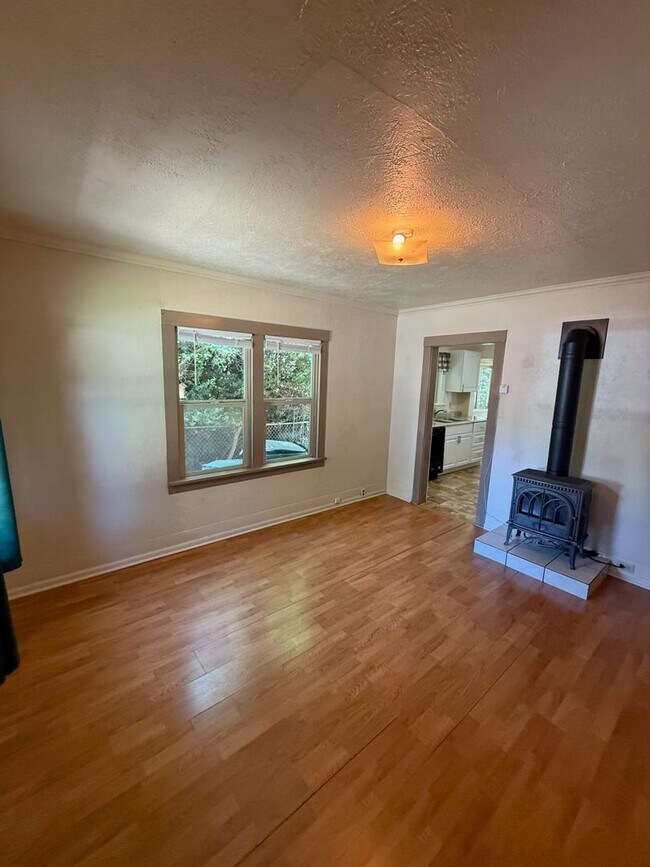 Building Photo - 2130 Vine Ave