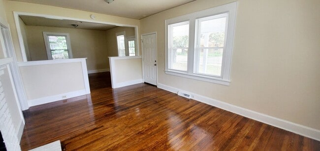 Building Photo - Lovely 2 Bedroom with a Large Yard!