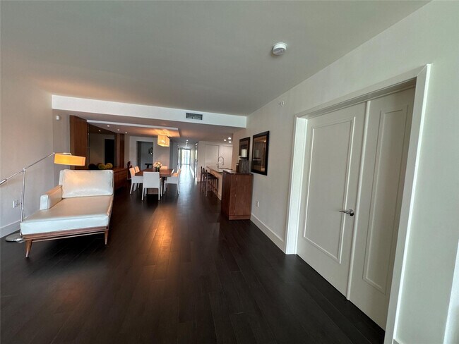 Building Photo - 9400 W Bay Harbor Dr