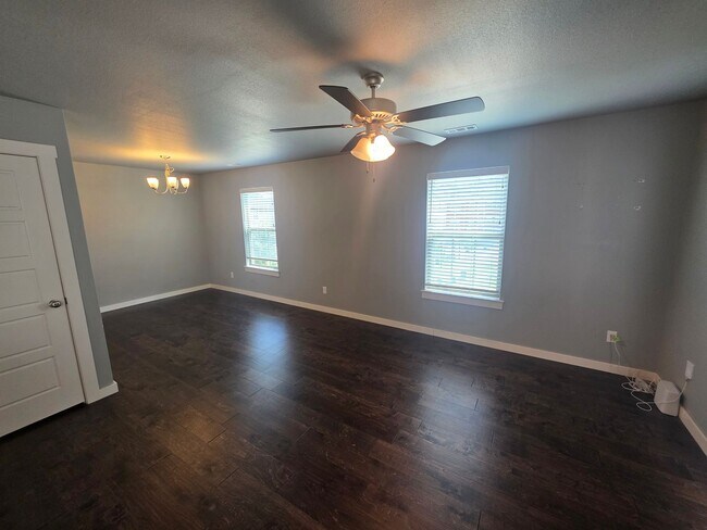 Building Photo - Nice 2 bedroom near I-49